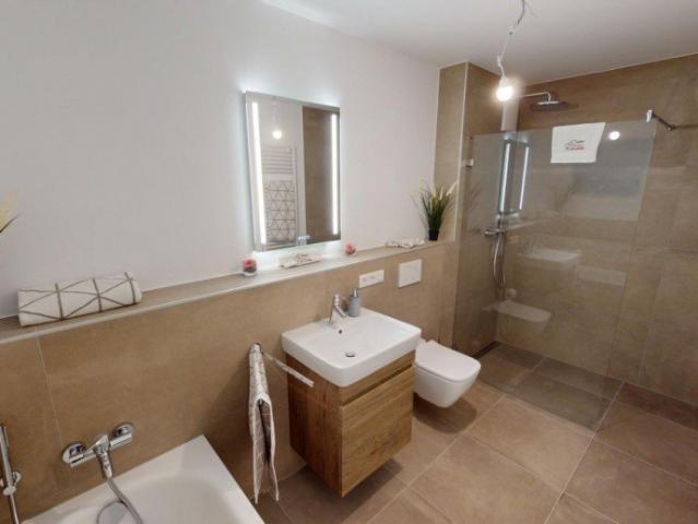 2 Zimmer mit großer Küche und Tageslichtbad mit Wanne