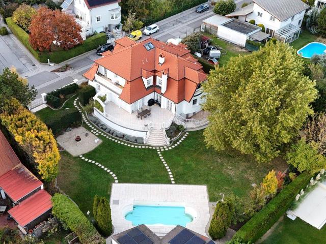 Traumhafte Villa mit historischem Flair, großem Garten, Pool, Sauna & und vielem mehr!