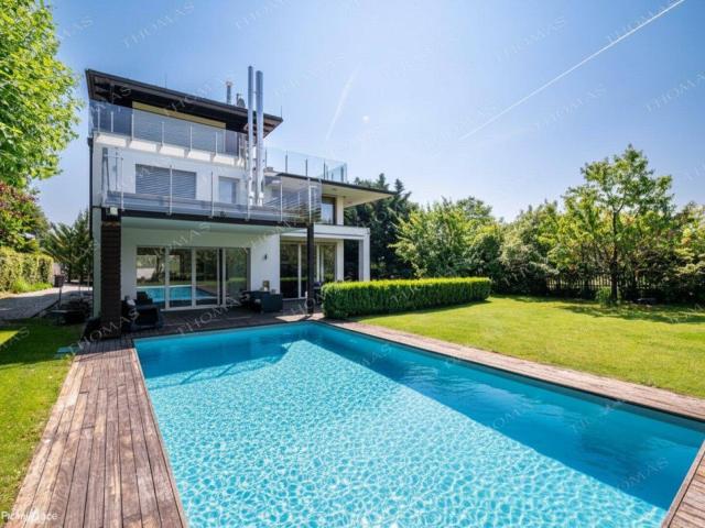Traumhafte Villa mit Pool, Garten & Weitblick in Brunn am Gebirge