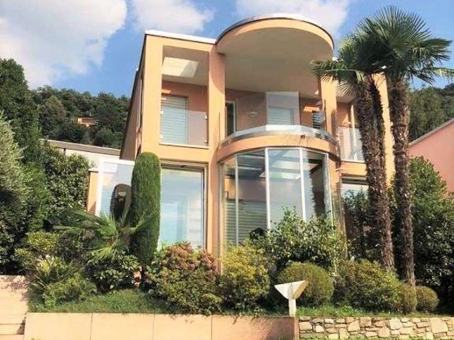 Traumhafte Villa mit Seeblick, Pool und Garten