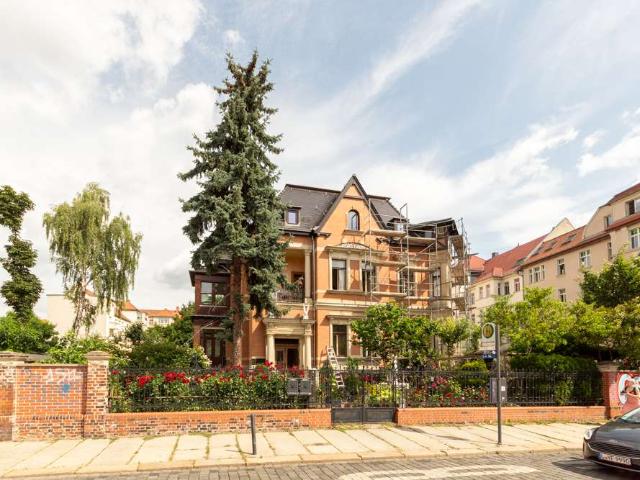 Traumhafte Wohnung in freistehender Villa | saniert | Parkettboden | Stellplatz möglich | ab sofort