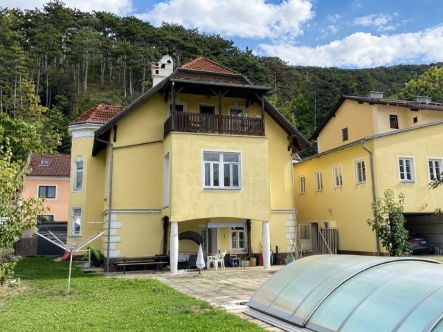 Traumhafte Wohneinheit in einer Jahrhundertwende Villa