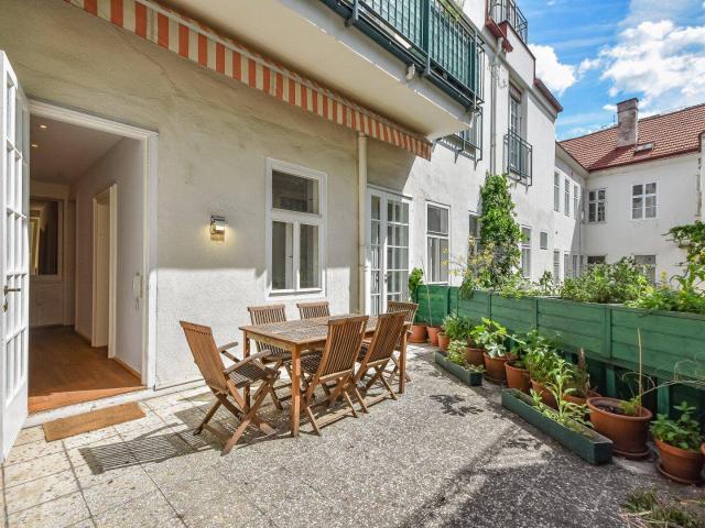 Traumhafte 2,5 Zimmer Wohnung mit Terrasse und separater Wohnküche