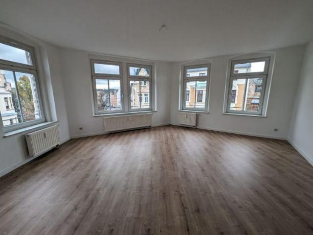Traumhafte 2,5 Zimmer Wohnung neu renoviert mit Homeofficezimmer und großem Wohnzimmer