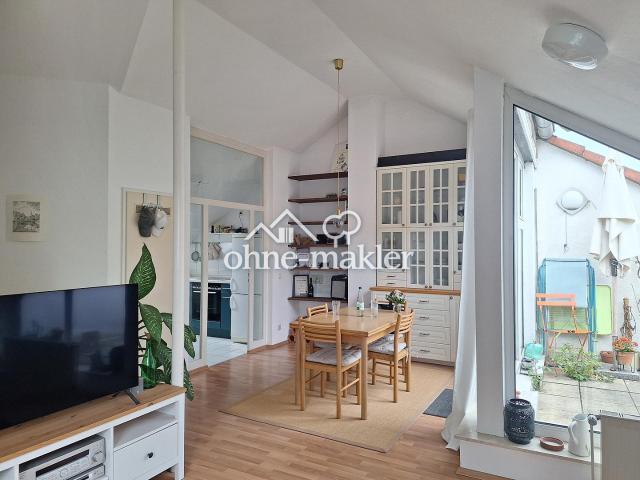 Traumhafte 2 Zi Dachgeschosswohnung mit Loggia im Grünen, freigestellt