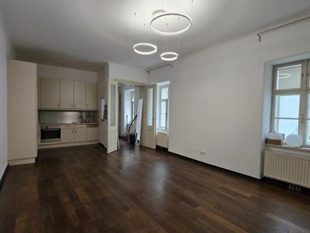 Traumhafte 2 Zimmer Altbauwohnung in Bestlage Absolte Ruhelage Innenhof