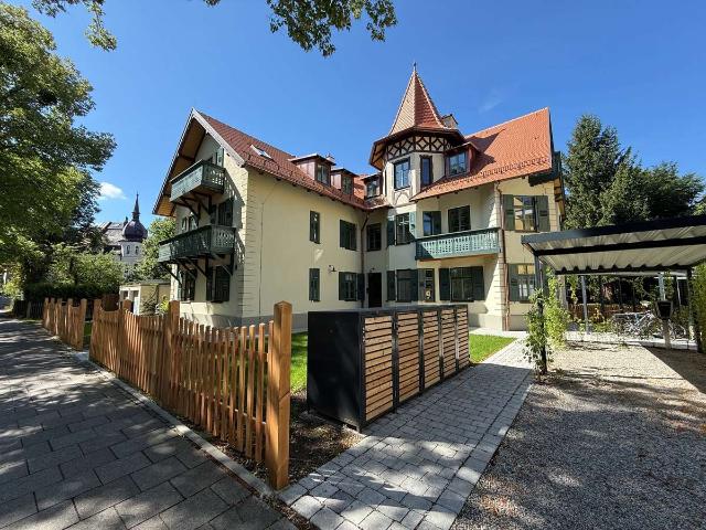 Traumhafte 2 Zimmer Gartenwohnung in denkmalgeschützer Villa
