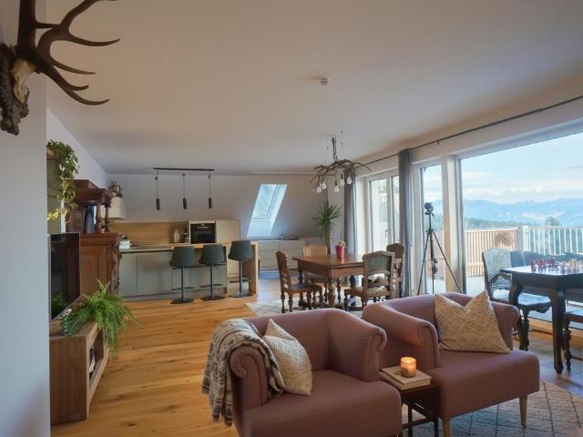 Traumhafte 2 Zimmer Wohnung mit phänomenalem Ausblick und großer Balkonterrasse