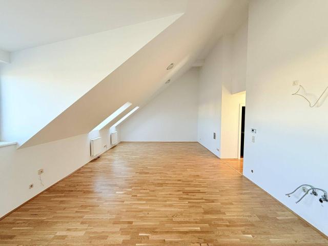 Traumhafte 3 Zimmer Dachgeschoss Wohnung mit knapp 100m2 und charmanter Dachterrasse
