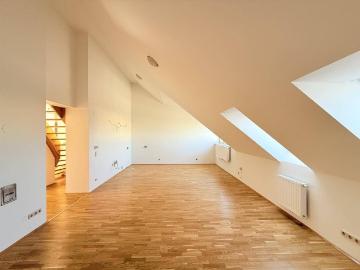 Traumhafte 3 Zimmer Dachgeschoss Wohnung mit knapp 100m2 und charmanter Dachterrasse