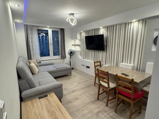 Traumhafte 3 Zimmer Wohnung – voll saniert, möbliert & bezugsfertig, Berlin Amsterdam Apartments for Rent