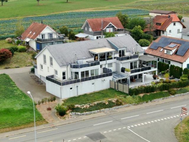 Traumhafte 4.5 Zi. Whg. in Tennwil mit Seesicht