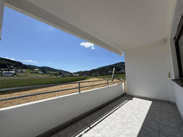 Traumhafte 4,5 Zimmer Eigentumswohnung mit Panorama Grün & Bergblick, Südwest Loggia und Carport