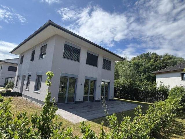 Traumhafte 4 Raumwohnung mit Garten in einer Villa