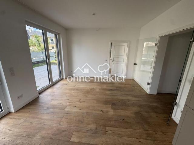 Traumhafte 4 Raumwohnung mit großem Garten in einer Villa
