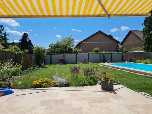 Traumhafte 4 Zimmer Gartenwohnung mit Pool, Sauna und 530 m² Eigengarten