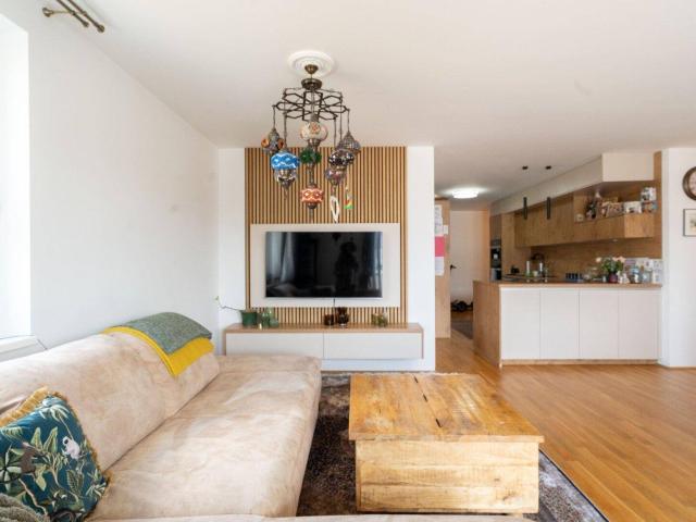 Traumhafte 4 Zimmer Wohnung mit Balkon+ Tiefgaragenparkplatz zu kaufen, Nähe Solar City