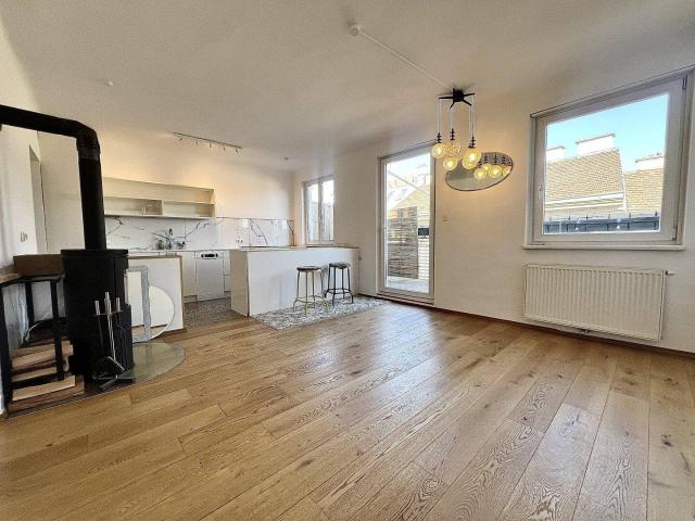 Traumhafte 90m² Dachgeschoßwohnung mit Terrasse in 1050 Wien !