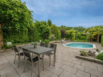 Traumhaftes 5.5 Z' Doppel EFH mit Pool und Garage