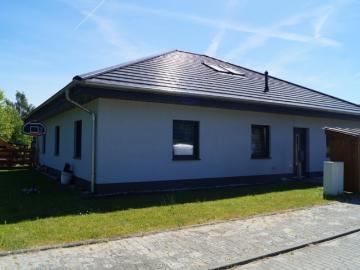 Traumhaftes Wohnen am Waldrand: Neuwertiger Bungalow zur Miete in Reichenwalde