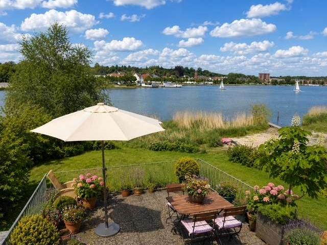 Traumhaftes Wohnen in erster Wasserlage an der Schlei mit eigenem Bootssteg