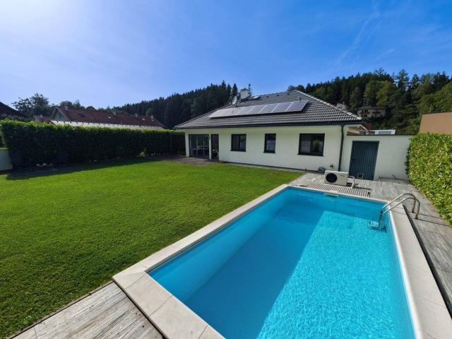 Traumhaftes Wohnen in Seenähe! Exklusiver Hartl Haus Bungalow mit Pool, sonnigem Garten, Einzelgarage, Doppelcarport & PV Anlage in Seewalchen am Attersee
