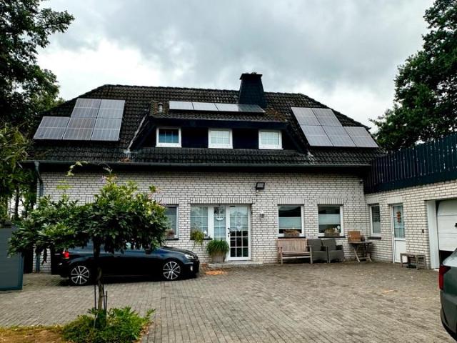 Traumhaftes Anwesen mit Pool, 2 Wohnungen & ca. 8.500 m² Wiese
