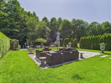 Traumhaftes Doppelfamilienhaus: Luxus, Natur und Exklusivität auf höchstem Niveau
