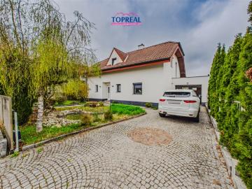 Traumhaftes Einfamilienhaus mit weitläufigem Eigengarten inklusive Pool, großzügigem Kellerbereich und zentraler Lage in Wels