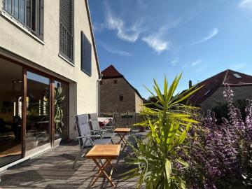 Traumhaftes Ensemble: Energieeffizientes A Einfamilienhaus mit Büro, großem Innenhof & Garten