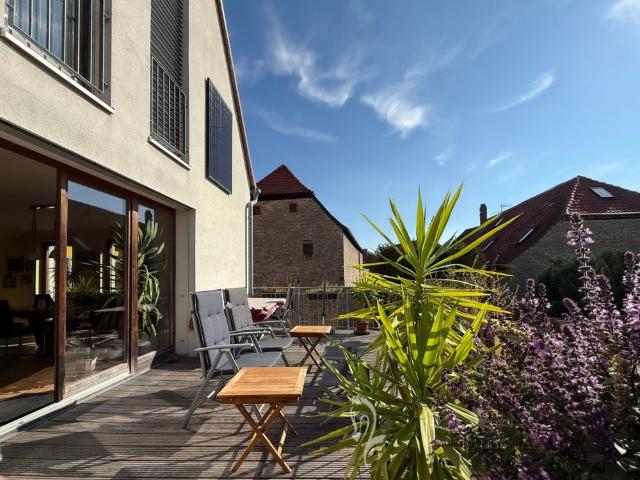 Traumhaftes Ensemble: Energieeffizientes A Einfamilienhaus mit Büro, großem Innenhof & Garten