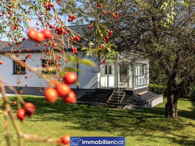 Traumhaftes Familienjuwel mit neuer Küche, großem Garten & 2 Garagen in Ried