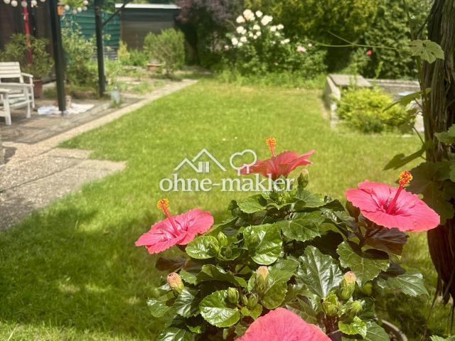 Traumhaftes, freistehendes Zweifamilienhaus mit Waldblick, Pool, Sauna und Top Lage