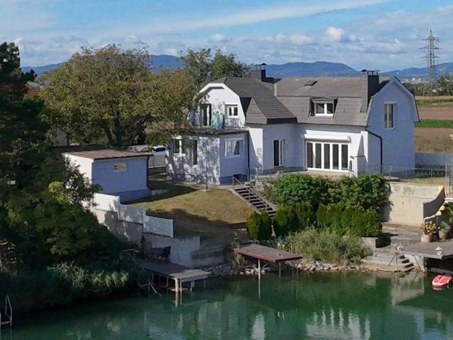 traumhaftes Haus am See mit einem Strand zu vermieten