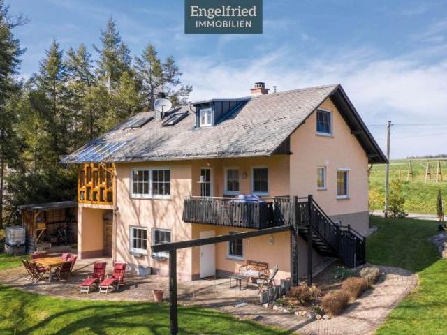 Logenplatz im Grünen – besonderes Landhaus vor idyllischer Wald und Bachkulisse