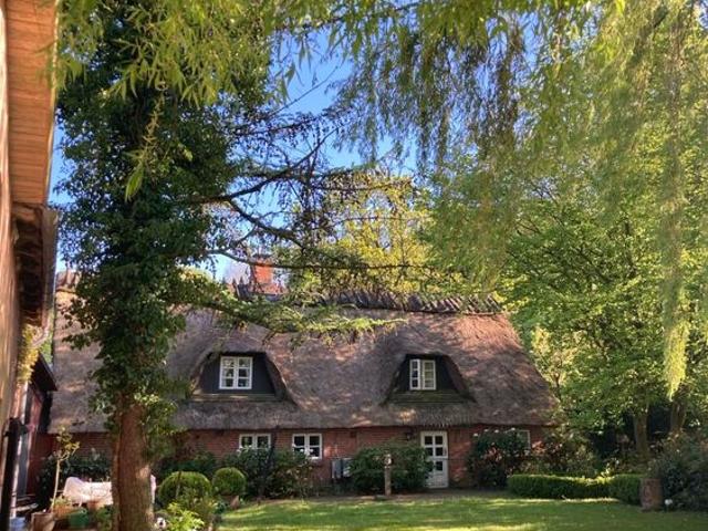 Traumhaftes Reetdach Ein Zweifamilienhaus mit parkähnlichem Garten in Angeln