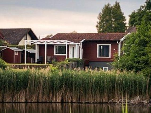 Traumhaftes Schwedenhaus in 1. Reihe am See – Provisionsfrei!