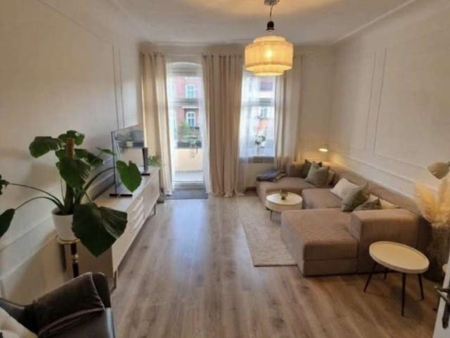 Traumhafter Altbau Charme: Renovierte 2 Zimmer Wohnung mit Stuck in Tegel