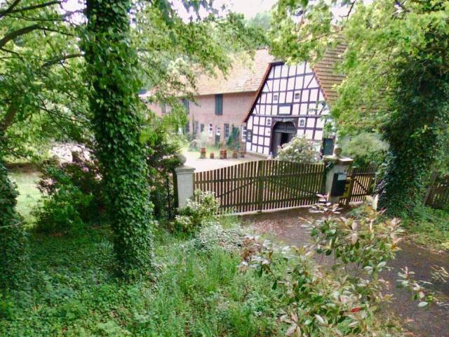 Traumhafter Resthof ~3 ha: Tierhaltung, eigener Wald, Mehrgen.