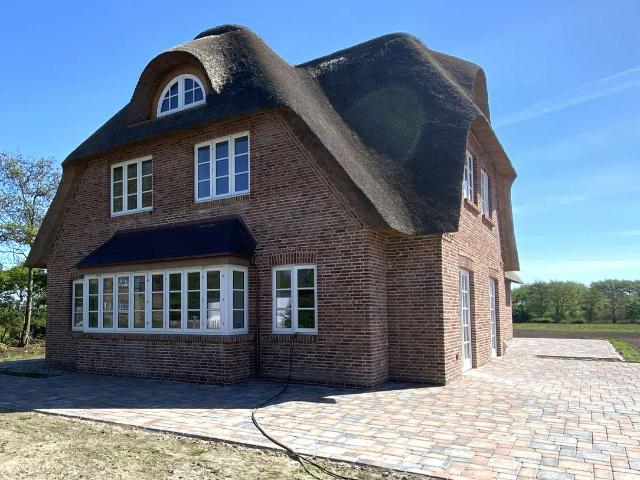 Traumhaus auf Föhr Exklusives Reetdachhaus DHH – Erstbezug mit Sauna, Kamin und Weitblick