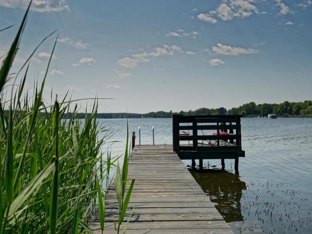 Leben am Wasser – ruhig, naturnah und dennoch bestens angebunden, mit eigenem Steg