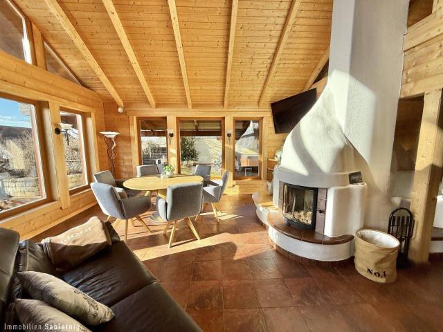 TRAUMHOLZHAUS – Stilvolles Wohnen mit Galerie Schlafzimmer und malerischer Aussicht