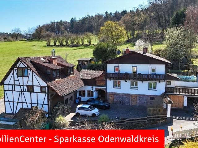 Traumlage am Feldrand. Landleben pur. Einfamilienhaus mit Nebengebäude und Garagen
