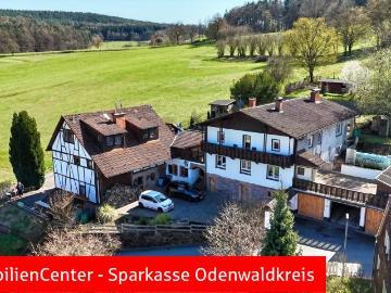 Traumlage am Feldrand. Landleben pur. Einfamilienhaus mit Nebengebäude und Garagen