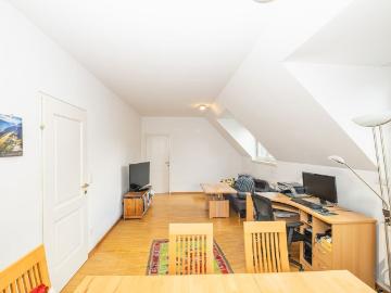 Traumlage Freisaal: Gepflegte Zweizimmerwohnung im Dachgeschoss