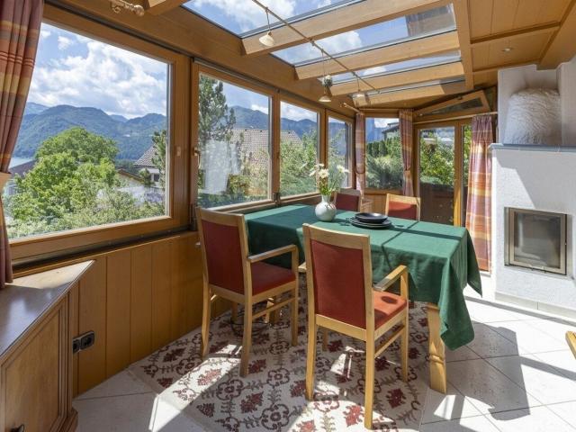 Traumlage im Mondseeland Gemütliches Wohnhaus im Landhausstil mit Schönem Seeblick, Pool, Sauna und Gemeinschaftlicher Wasserquelle!