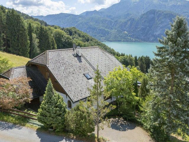 Traumlage im Mondseeland Gemütliches Wohnhaus im Landhausstil mit schönem Seeblick, Pool, Sauna und gemeinschaftlicher Wasserquelle!