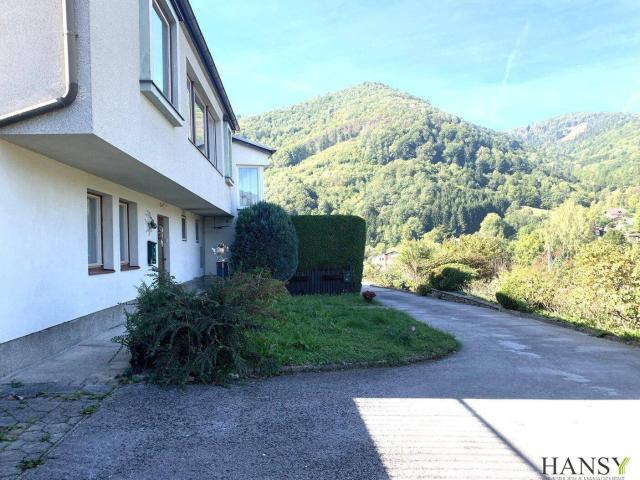 TRAUMLAGE IN LILIENFELD Einfamilienhaus mit außergewöhnlicher Architektur, Gartenhaus, Loggia und grandioser Weitsicht