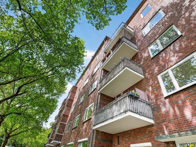 Traumlage Südstadt, im 1. OG: Stilvolle 4 Zimmer Wohnung, mit 2 Balkonen und Blick ins Grüne!
