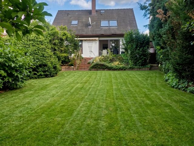 Traumpotenzial im Grünen: Freistehendes Einfamilienhaus mit Riesengarten